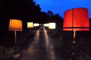 Stehlampen geleiten die Besucher auf das Veranstaltungsgelände. Foto: Jörg Rost