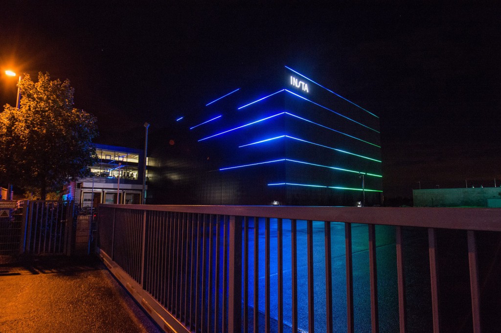 Tobias Link hat die Fassade mit sechs farblich gestalteten LED-RGB Lichtlinien zerteilt und ihr so einen besonderen Charakter verliehen. Foto: Guido Raith