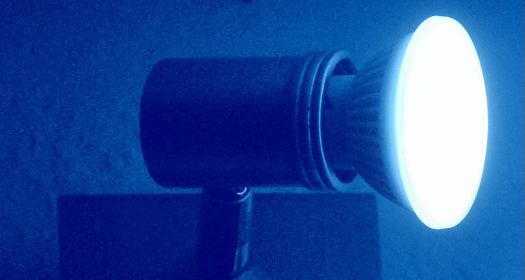 Licht kann den Körper manipulieren. Tageslicht-weißes Licht mit hohem Blau-Anteil steigert beispielsweise das Leistungsvermögen und wird daher oft in Arbeitsräumen eingesetzt. Dazu gehören z.B. auch Halogen-Lampen.