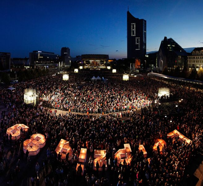 Rund 200 000 Menschen versammlten sich auf dem Leipziger Innenstadtring und dem Augustusplatz. Foto: LTM/punctum, Schmidt